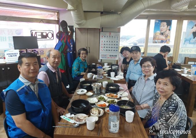 광명시 하안1동 행정복지센터는 초복인 11일 관내 6개 경로당 회장과 간담회를 열고 삼계탕을 대접하며 폭염 대비 당부사항을 전달했다