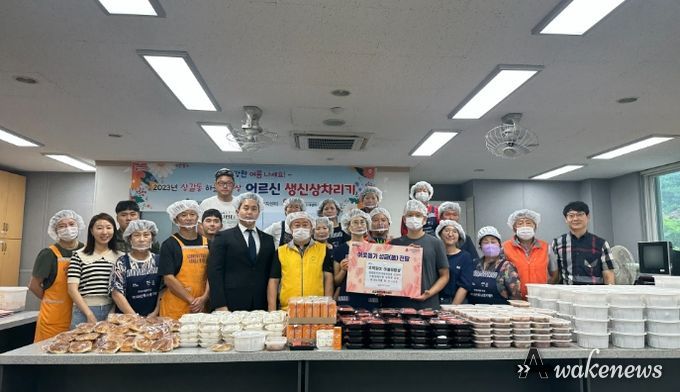 상갈동 주민자치위원회는 지난 11일 직접 만든 삼계탕과 김치, 마냐나 카페에서 준비한 단팥빵 등 보양식 꾸러미를 취약계층 100가구에 지원했다.