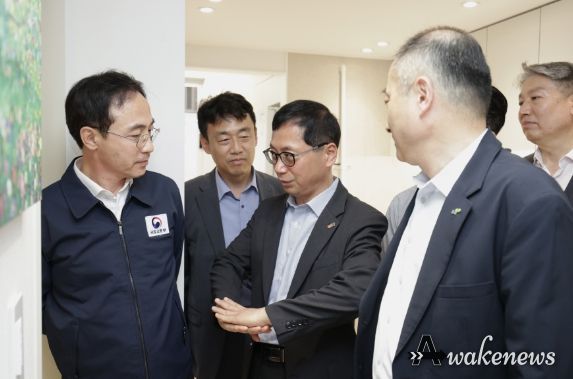 한울터 내부 점검에 나선 연제찬 시흥시 부시장(사진 가운데)이 김오진 국토부 제1차관(사진 왼쪽)에게 한울터 시설 운영에 대해 설명하고 있다.