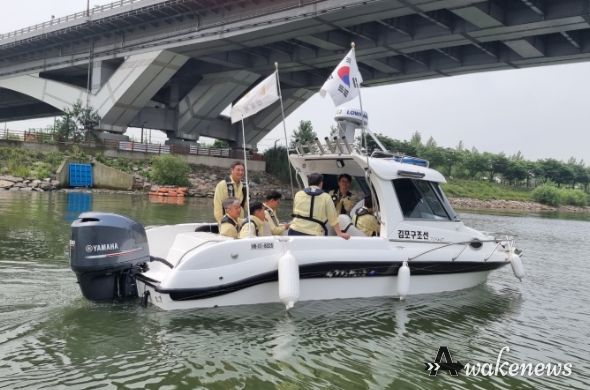 엄진섭 김포시 부시장과 10명의 국장이 수난구조선 두 대를 나눠 타고 한강하구 개발계획 구상을 위해 ‘한강 뱃길 현장행정’을 실시했다.