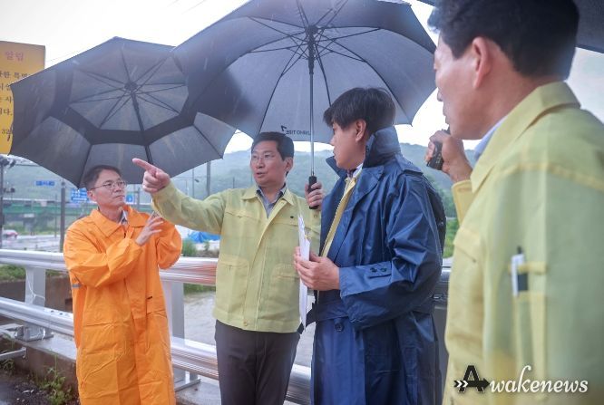 이상일 용인특례시장이 13일 오후 수지구 동천동 고기교를 방문해 집중호우 대비 태세를 점검했