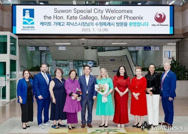 이재준 시장(왼쪽 5번째)과 케이트 가에고(오른쪽 5번째) 시장을 비롯한 피닉스시 대표단이 함께하고 있다.