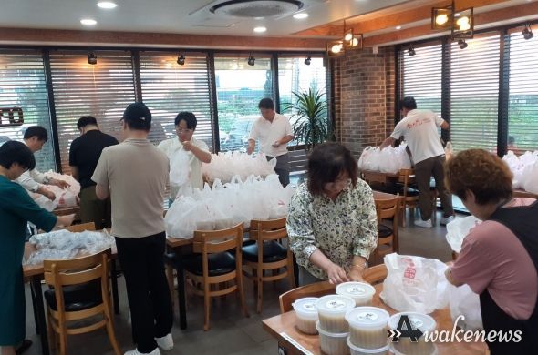 평택시 비전1동 만세로 상가번영회 삼계탕 한 그릇 뚝딱! 어르신들의 건강한 여름나기