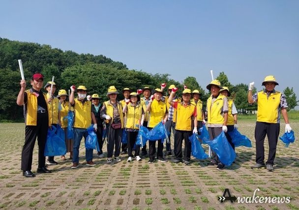 파주시 교하동 실버경찰대, 낚시꾼이 버리고 간 쓰레기 수거