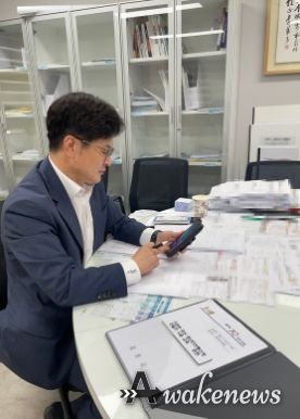 김병수 김포시장은 26일 열린 경찰, 소방, 해경, 김포골드라인(주) 통합 지휘 훈련에서 직접 단말기를 통해 현장 대응능력 등을 점검했다.