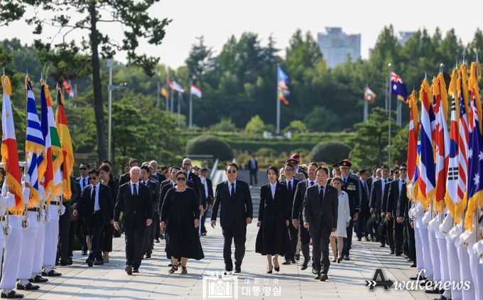 7월 27일 윤석열 대통령 부부는 부산 유엔기념공원을 찾아 참배했다.