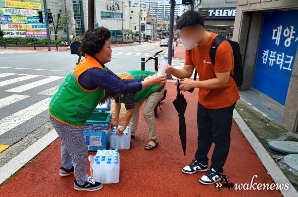 그늘막에서 시원한 얼음생수 받아가세요