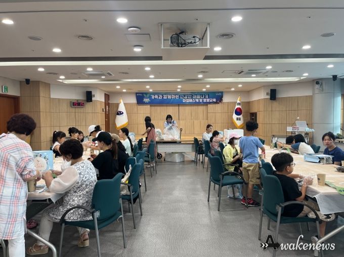 용인특례시는 지난 28일 여름방학을 맞아 드림스타트 아동과 가족 34명을 대상으로 시청 비전홀에서 ‘가족과 함께하는 건강한 여름나기’ 행사를 진행했다