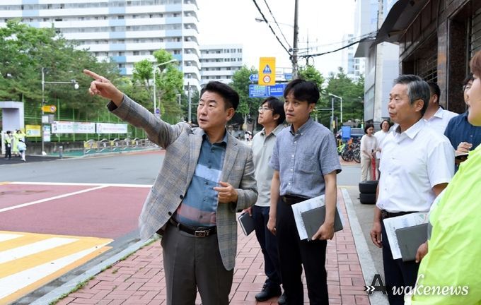 동오초등학교 주변 어린이 통학로 현장점검 중인 김동근 의정부시장