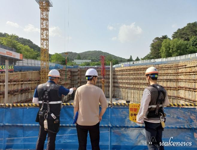 시 관계자가 지난 5월 집중호우에 앞서 대형 건설공사 현장 안전점검을 하고 있다.