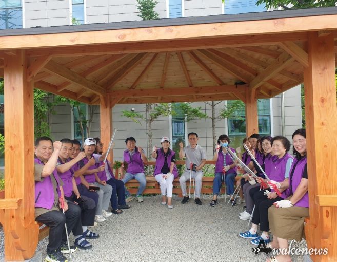 기흥동 통장들이 공세천 산책로 환경정화 봉사활동을 마치고 새로 조성된 쉼터에서 휴식을 취하고 있다