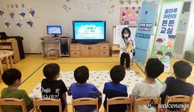 치아위생사가 아동 보육시설에서 교육을 하고 있다
