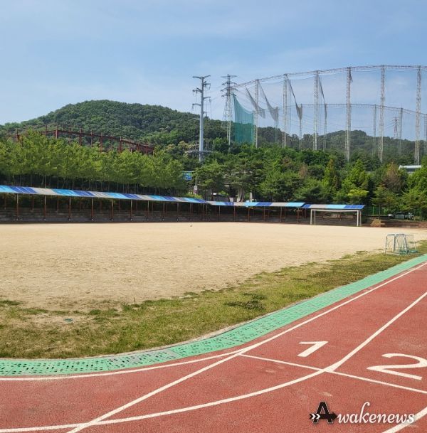 용인특례시가 인조잔디 조성 사업을 지원하는 초당고등학교 운동장 모습