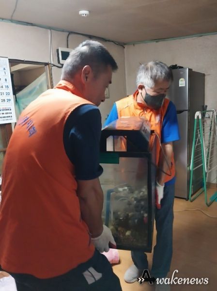 동두천시 로컬드림봉사회, 독거노인 가구 주거환경개선 위해 구슬땀