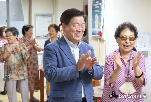 박승원 광명시장이 관내 무더위쉼터를 이용하는 어르신들을 찾아 건강을 살피고 세심한 지원을 약속했다