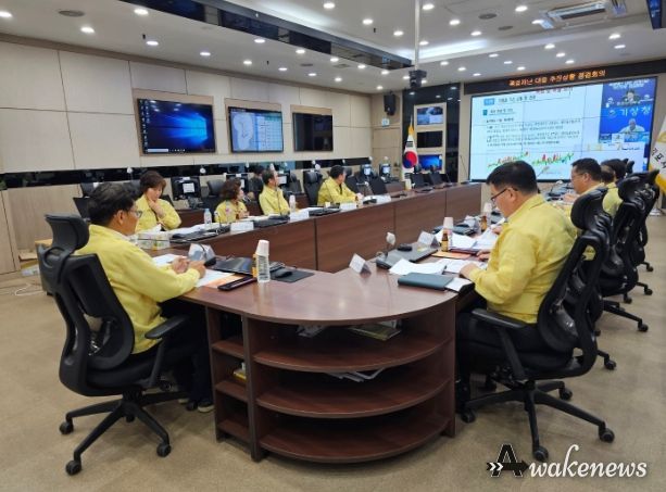 김포시는 폭염 재난 위기경보 수준이 경계에서 심각으로 격상함에 따라 지난 1일 ‘폭염대응 점검회의’를 개최했다.