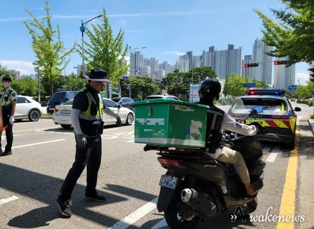 김포시는 지난 27일 장기동 먹자골목 등지에서 ‘오토바이 불법행위 근절을 위한 주간 단속’을 실시했다. 이날 김포시는 약 20대에 달하는 오토바이를 단속하고 10건의 불법행위를 단속했다.