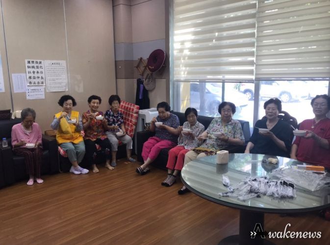시흥시 오이도문화복지센터, 어르신에 팥빙수 나누며 온정 전해