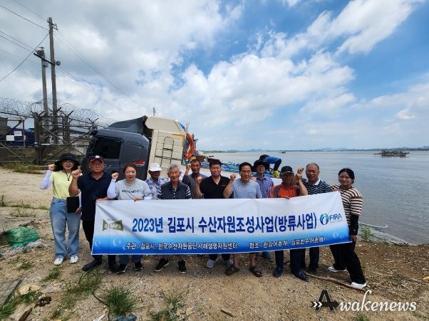 김포시는 4일 하성면 전류리포구 한강 일원에 황복 35만 3,000여 마리를 방류했다.