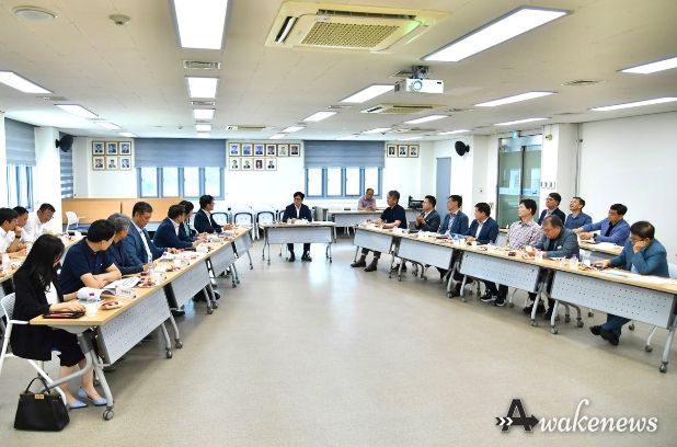 김포시는 7일 오전, 맑은물사업소에서 ‘현장 현안보고회’를 개최했다. <사진>은 김병수 김포시장(가운데 혼자)과 간부공무원들이 관내 수도와 하수에 관한 현황 등을 점검하는 모습이다.