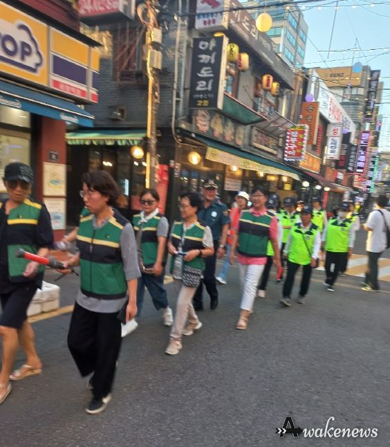 광명시 광명3동은 최근 무차별 흉기 테러가 발생함에 따라 지난 4일 유관단체원과 광명지구대가 함께 주민 안전을 위해 관내 순찰을 실시했다
