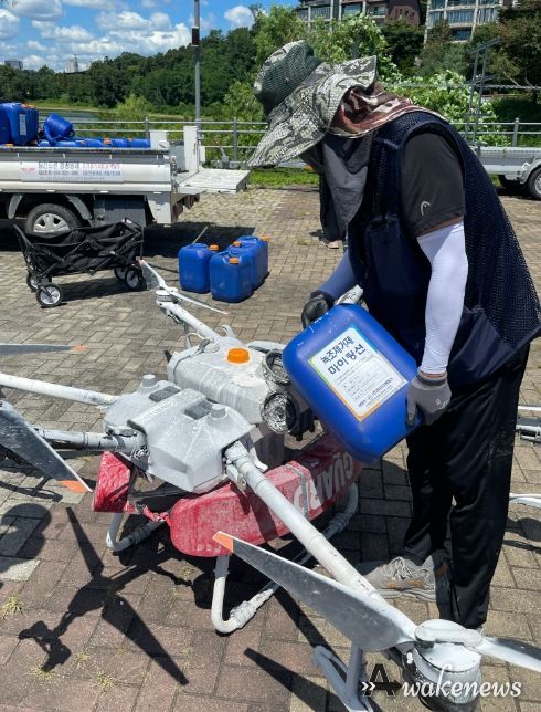 용인특례시가 지난 8일 기흥호수공원에서 드론을 활용해 녹조제거제를 살포하는 녹조 방제를 진행했다.