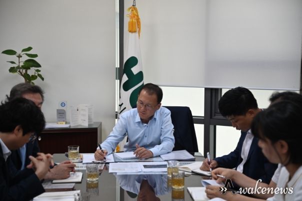 화성도시공사 사장 집무실에서 김근영 사장(가운데)이 다중이용시설 책임자들과 함께 ‘묻지마 범죄’ 예방 대책 회의를 하고 있다.(화성도시공사 제공)
