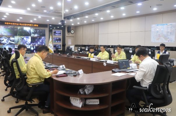 김병수 김포시장은 10일 밤 9시 재난안전상황실에서 CCTV를 통해 현장상황을 확인하고 직원들에게 태풍이 영향권 밖으로 빠져나갈 때까지 긴장의 끈을 놓지 말 것을 강조했다.