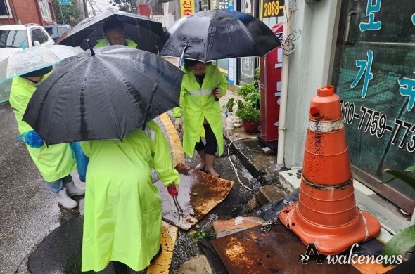 광명시 광명3동 자율방재단은 한반도를 관통한 태풍 카눈에 대비해 지난 10일 관내 사전예찰 활동을 펼치며 주민 안전을 살폈다