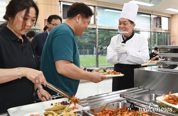이재준 수원시장이 삼계탕을 배식하며 선수들과 인사하고 있다.