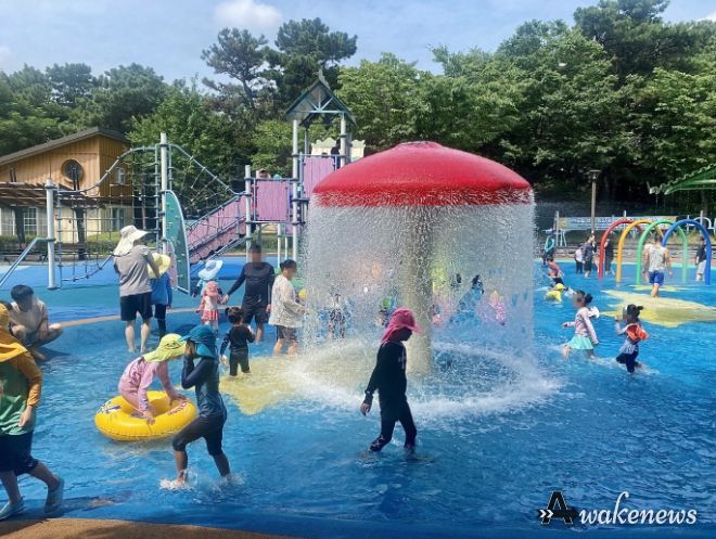 무더위는 가~랏! 첨벙첨벙 물놀이장 백배 즐기기♪ 시흥시 공원 물놀이장 27일까지 연장 운영