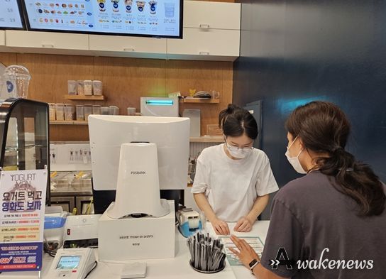 하남시는 지난 7일부터 11일까지 5일간 미사문화거리에 위치한 휴게·일반 음식점을 대상으로 1회용품 특별지도·점검을 진행했다. 사진은 1회용품 사용 규제품목 확대·강화 등 주요 개정사항을 안내하고 있는 모습.