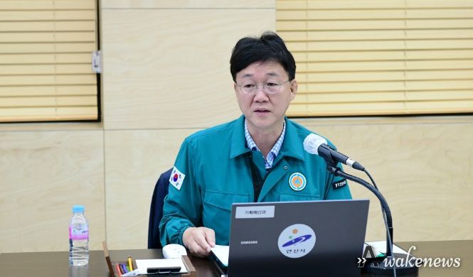이민근 안산시장이 묻지마 범죄 대응 TF 운영사항을 전덕주 TF 단장(행정안전국장)으로부터 보고받고 있다.