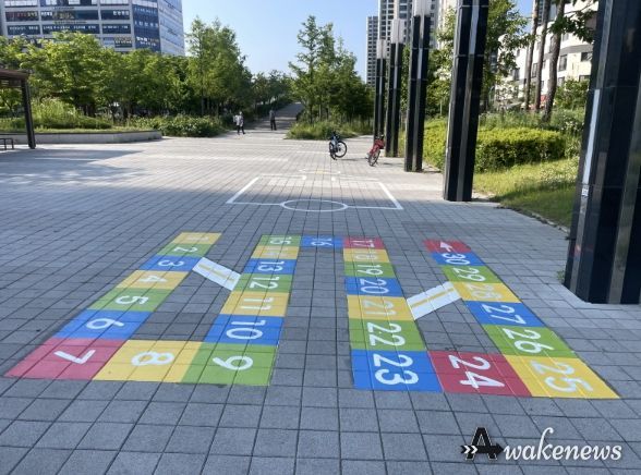 양주시 회천4동 주민자치위원회, 옥정꿈나래공원에 전통놀이 설치…가족과 함께하는 공원으로 탈바꿈