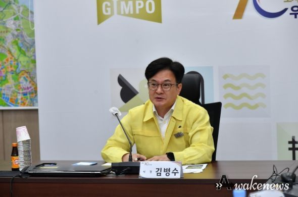 김병수 김포시장이 부서별 재난 업무 담당자들의 역량 강화에 대해 말하고 있다.