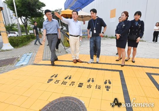 17일 오후 어린이보호구역 사고 현장을 찾은 이재준 수원특례시장이 보강된 안전시설물을 점검하고 있다.