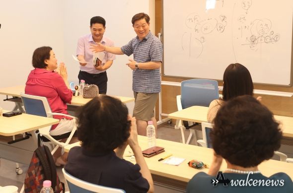 광명시는 지난 17일 철산상업지구 내 광명시 이동노동자쉼터에서 이동노동자 15명을 대상으로 건강 프로그램을 진행했다.