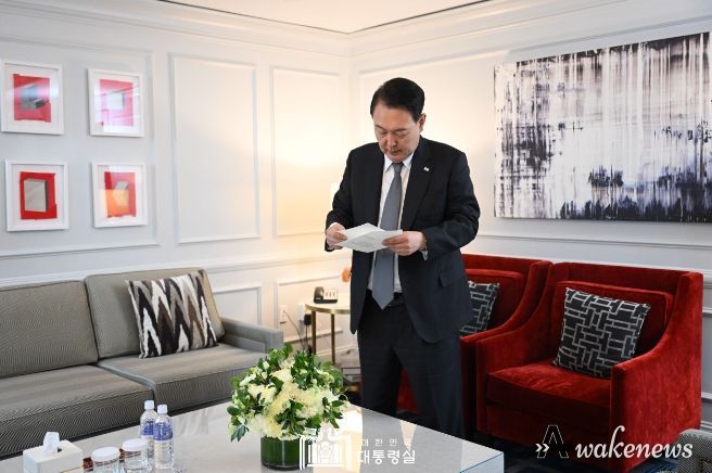 8월 18일 윤석열 대통령은 바이든 대통령 부부로부터 故 윤기중 교수의 별세를 애도하는 조화와 메시지를 받았다.