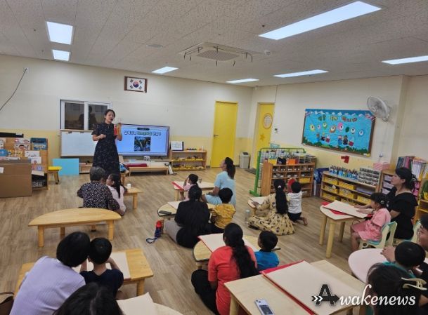 수원시 관계자가 식생활 교육을 하고 있다.