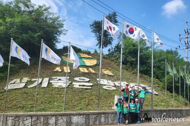 광명시 광명6동 새마을지도자협의회·부녀회는 지난 21일 광남교 사거리 새마을동산에서 환경정화 활동을 펼쳤다.