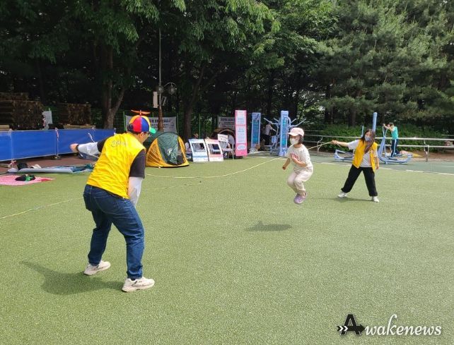 성남시 수진공원서 열린 제1회 팝업놀이터 때 긴 줄넘기 놀이