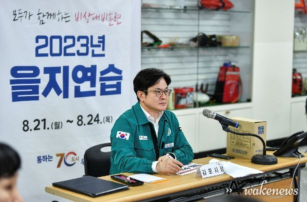 6년 만에 실시된 전국단위 민방공 대피훈련에 참여한 시민들. 방독면을 착용하는 방법을 진지하게 듣고 있다.