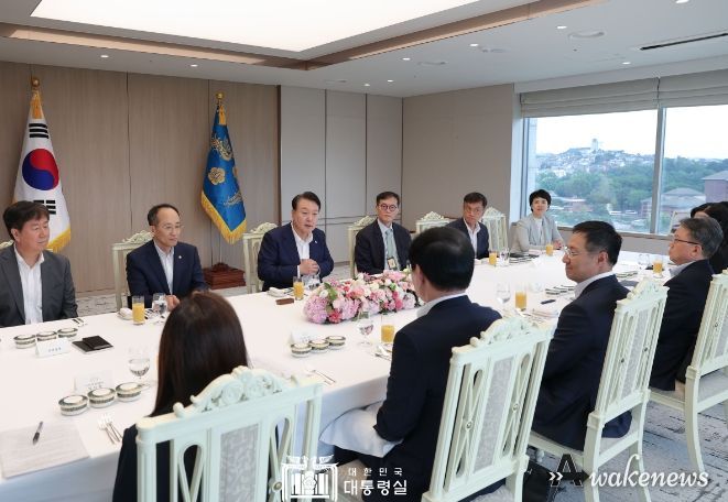 8월 25일 윤석열 대통령은 거시경제 전문가 오찬 감담회에 참석했다.