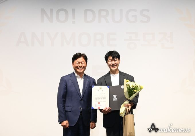조용익 부천시장(왼쪽)과 ‘돌이킬수 없는’으로 부천시장상(1등)을 수상한 정재훈씨가 기념촬영을 하고 있다.