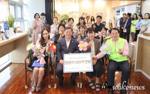 광명시(시장 박승원-사진 앞줄 왼쪽 두번째) 광명업사이클아트센터가 「텀블러 새 주인 찾기 캠페인」을 성황리에 마무리하고 28일 광명시 연서도서관 청소년 카페 ‘마루’에서 텀블러 기증식과 텀블러 업사이클 공모전 시상식을 개최했다