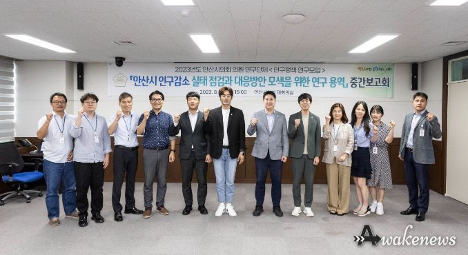 이날 보고회 중 한 장면이고, 사진2는 보고회 후 기념촬영에 임하고 있는 참석자들의 모습