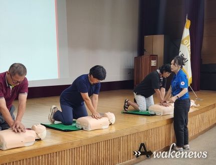 농촌 체험농장 운영자 22명에 대한 ‘응급처치 안전교육’. 참가자들이 최선을 다해 심폐소생술 실습을 하고 있다.