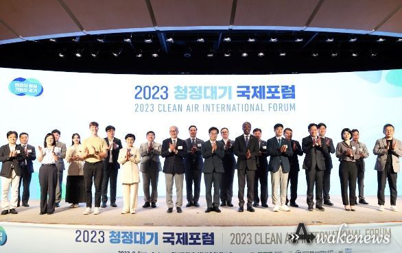 5일 오후 경기경제과학진흥원에서 열린 2023 청정대기 국제포럼에서 김동연 경기도지사, 유영일 경기도의회 도시환경위원장, 간볼드 바산야브 UNESCAP 동북아사무소장, 아킴 알리 WHO 아·태지역 환경보건센터장, 강금실 경기도 기후대사 등이 기념촬영을 하고 있다.