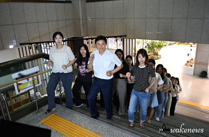 조용익 부천시장과 직원들이 출·퇴근 시간에 엘리베이터 대신 계단을 이용하는 모습