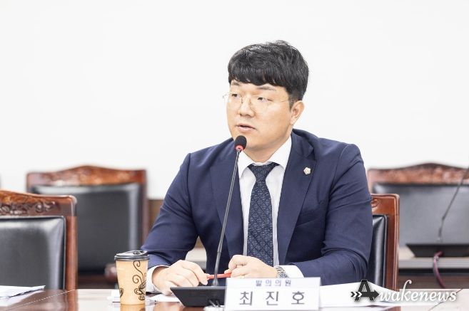 최진호 의원이 지난 8월 29일 제284회 임시회 문화복지위원회에서 ‘안산시 방사능 등 오염으로부터 안전한 수산물 관리 조례안’에 대해 설명하고 있는 모습.